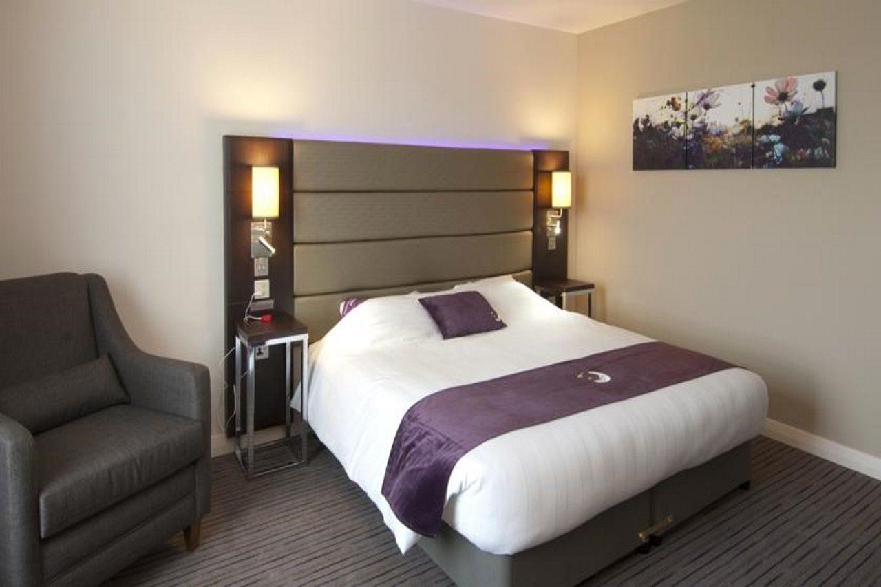 Premier Inn London Енфийлд Екстериор снимка