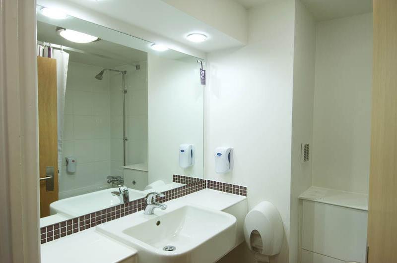 Premier Inn London Енфийлд Екстериор снимка
