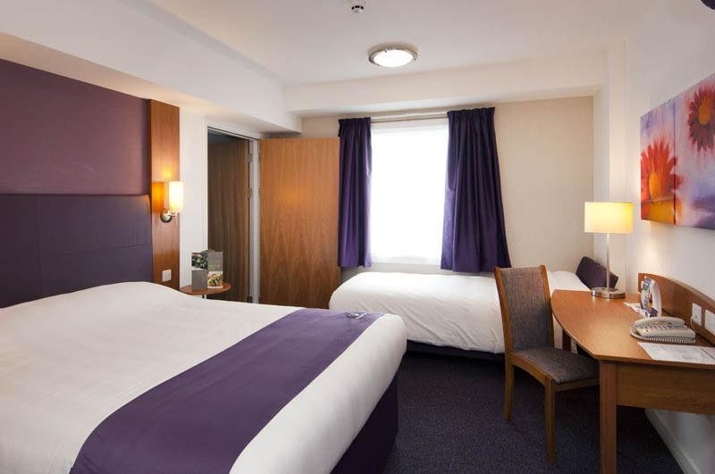 Premier Inn London Енфийлд Екстериор снимка
