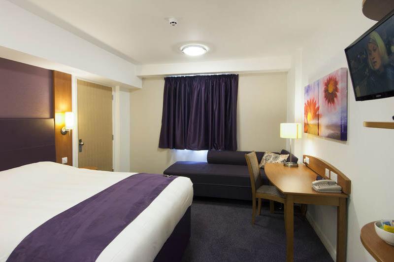 Premier Inn London Енфийлд Екстериор снимка